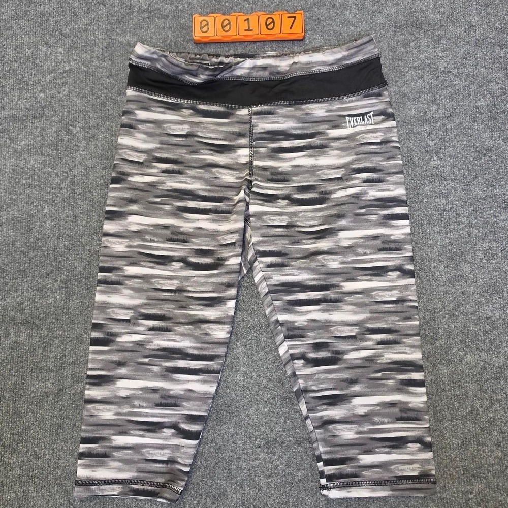 Everlast gray and white camouflage capri leggings. Size Medium